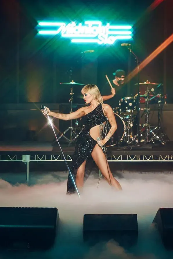 Miley Cyrus diện váy Công Trí lấp lánh được Paris Hilton khen ngợi