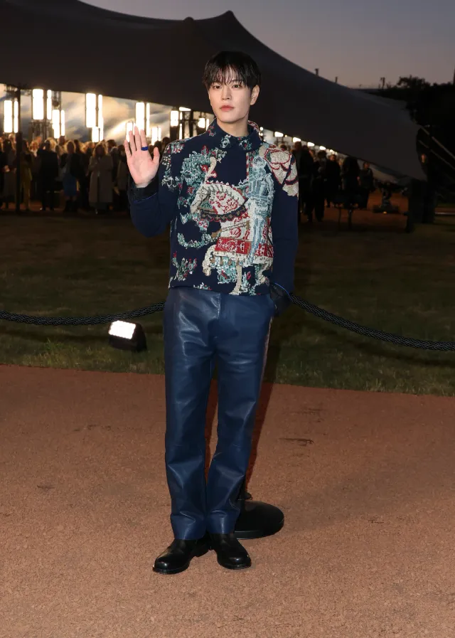Xu hướng thời trang SS26 từ Fashion Month: Phân tích phong cách đại sứ Stray Kids