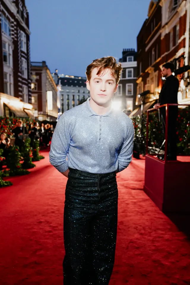 Kit Connor tỏa sáng rực rỡ với thiết kế Loewe lấp lánh tại Vogue World London