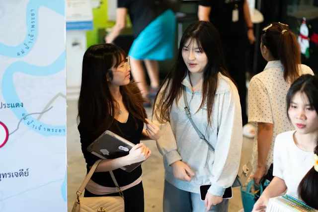 Hai người đang trò chuyện bằng tiếng Anh