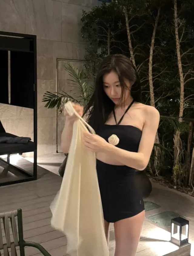 Mặc gì đi biển 2026: Học chọn áo tắm từ các IT-girl xứ Hàn