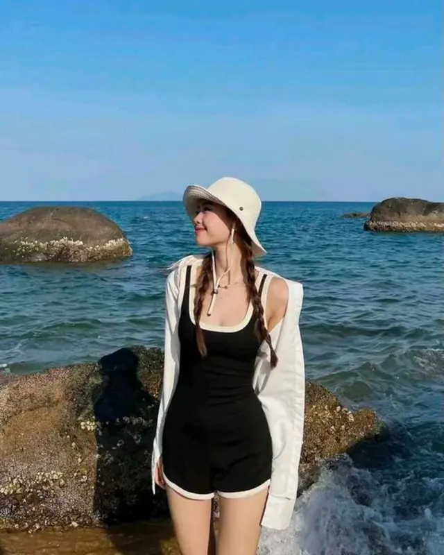 Outfit đi biển cho cả nam nữ: 20 cách phối đồ siêu có gu