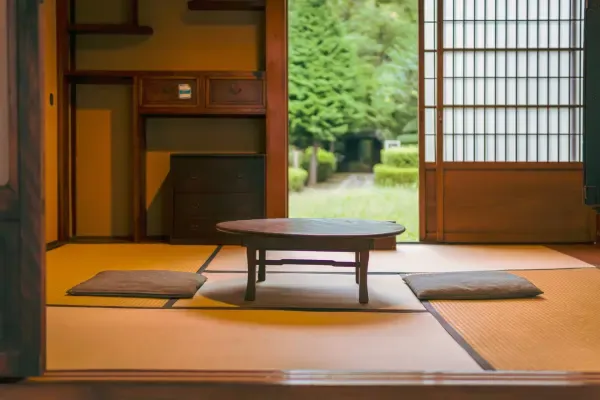 ph%C3%B2ng-ki%E1%BB%83u-nh%E1%BA%ADt-v%E1%BB%9Bi-tatami%2C-b%C3%A0n-g%E1%BB%97-tr%C3%B2n-v%C3%A0-hai-g%E1%BB%91i-ng%E1%BB%93i.