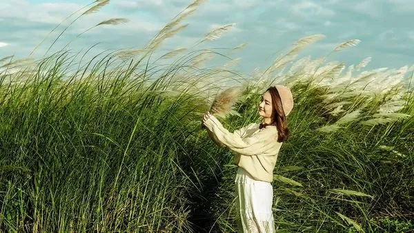 Gợi ý cách tạo dáng chụp ảnh với cỏ lau đẹp tự nhiên và cuốn hút