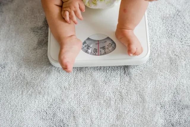 Bé chậm tăng cân phải làm sao? Nguyên nhân và cách cải thiện