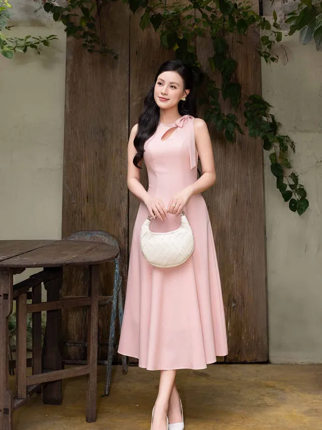 Gợi ý phối đồ nữ tính với đầm midi khoét cổ phối nơ