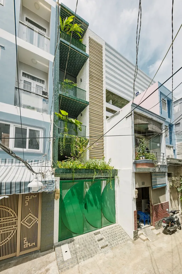 a-micro-home-in-ho-chi-minh-city-vietnam-designed-by-khuon-studio-and-phan-khac-tung-occupies-a-narrow-alley-thats-only-about-13-feet-wide