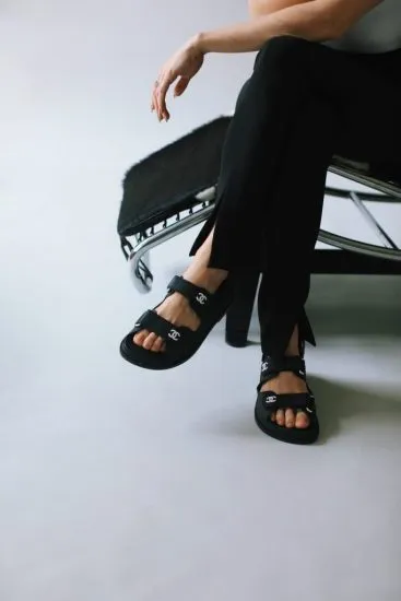 Bí quyết phối đồ sành điệu với sandal hầm hố xu hướng 2026