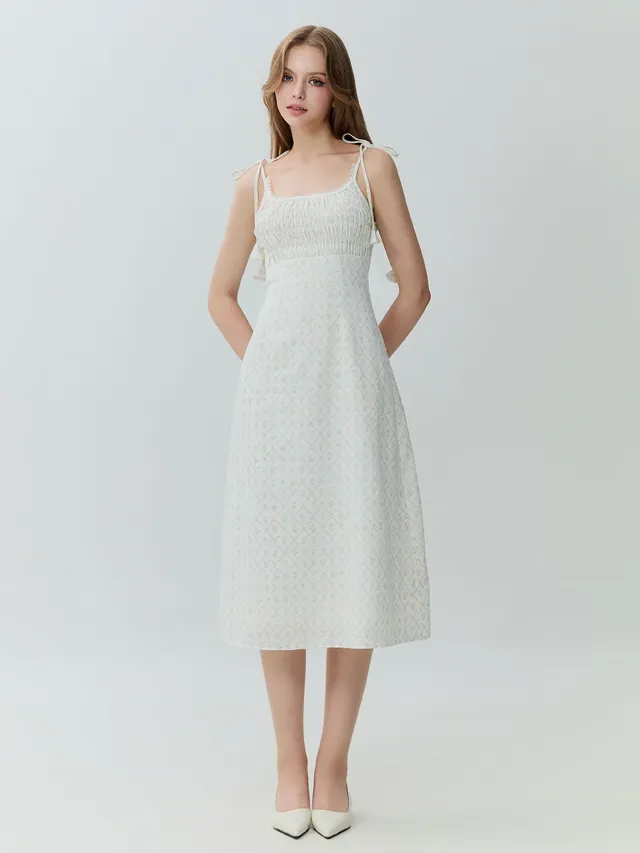 Cách diện đầm midi smocking viền ren duyên dáng xuống phố