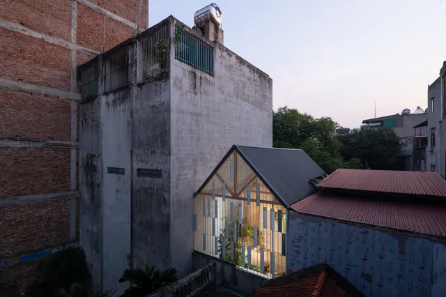Raincoat House: Nhà kính độc đáo lọt thỏm giữa Hà Nội đông đúc