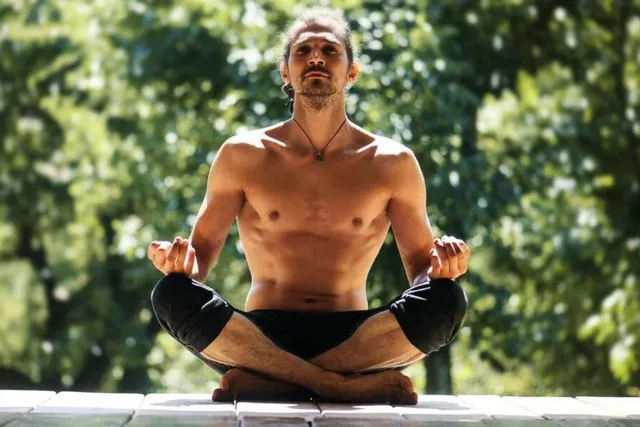 tap-the-duc-yoga-suc-khoe-nam-gioi-tap-luyen-luxuo-1