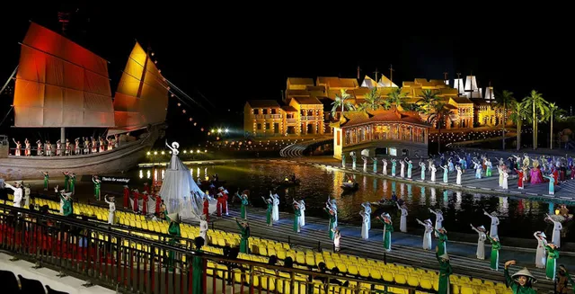 Sự cống hiến đằng sau ánh đèn sân khấu - Ekip show Hội An