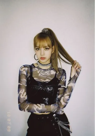 Học hỏi Lisa (BlackPink) với những cách tạo dáng đẹp với bàn tay