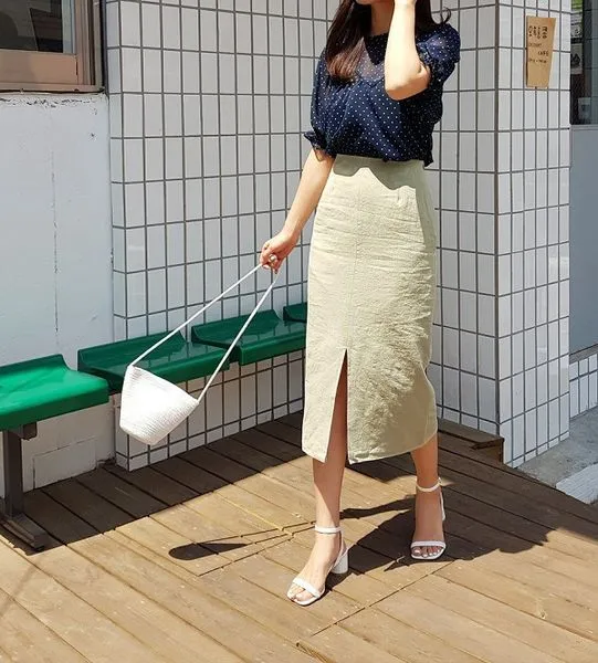 Bí quyết diện chân váy bút chì xẻ tà lên hình OOTD smartphone 2026 chuẩn nhiếp ảnh