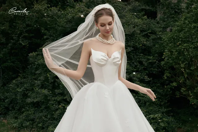 Xu Hướng Váy Cưới 2026: Quiet Luxury, Váy 2 Mảnh và Hoa 3D Nổi