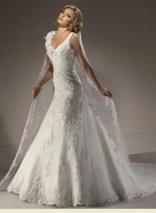delicate_lace_wedding_dress