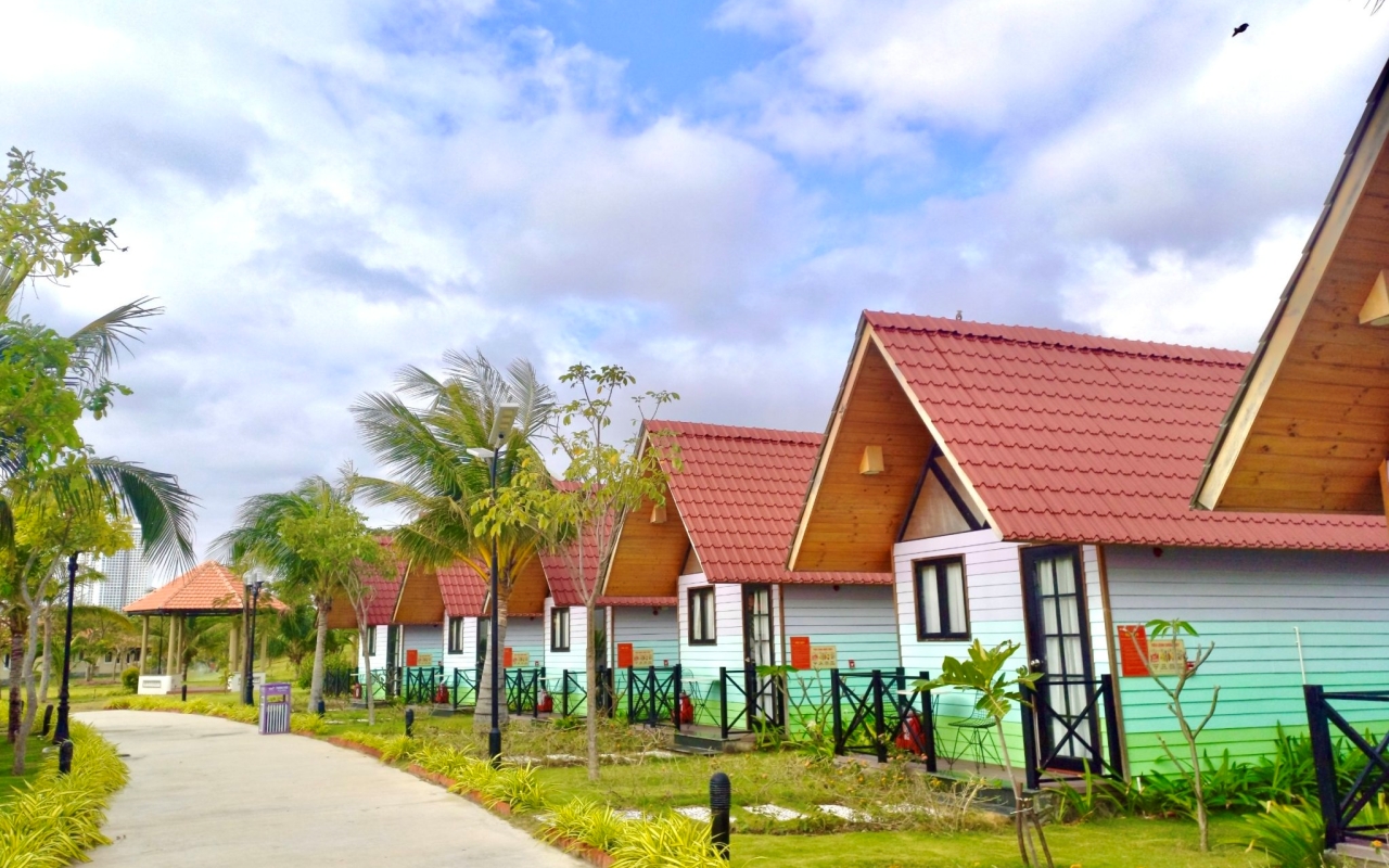 TTC Resort Ninh Thuận với bungalow gỗ xung quanh vườn dừa gần biển