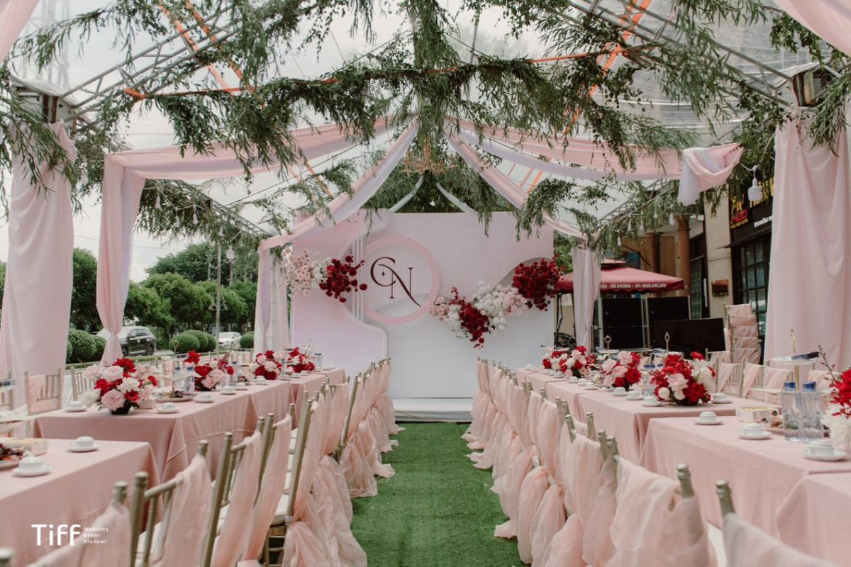 Hoa trang trí sảnh cưới lãng mạn phong cách hiện đại