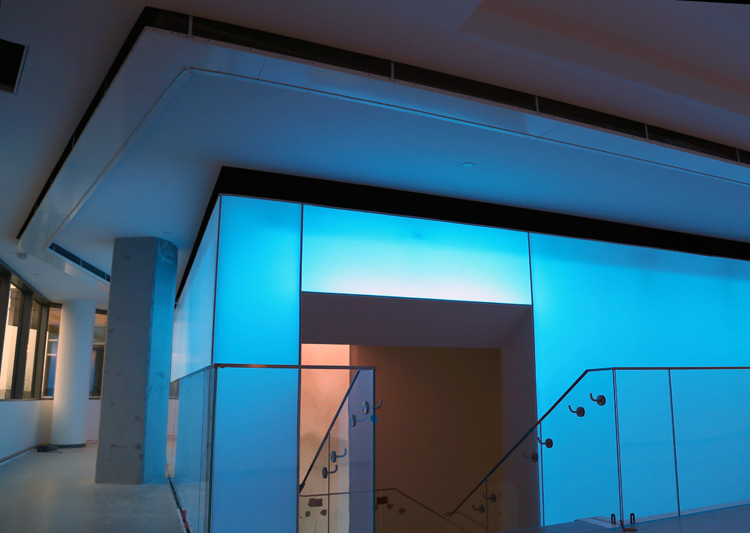 Phòng sống với hệ thống ánh sáng thông minh được điều chỉnh theo nhịp sinh học, tạo cảm giác thoải mái và khỏe mạnh