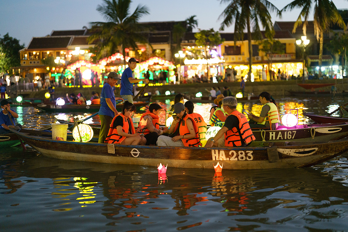 Phố cổ Hội An về đêm với đèn lồng đỏ rực và dòng người dạo bộ dọc sông Hoài
