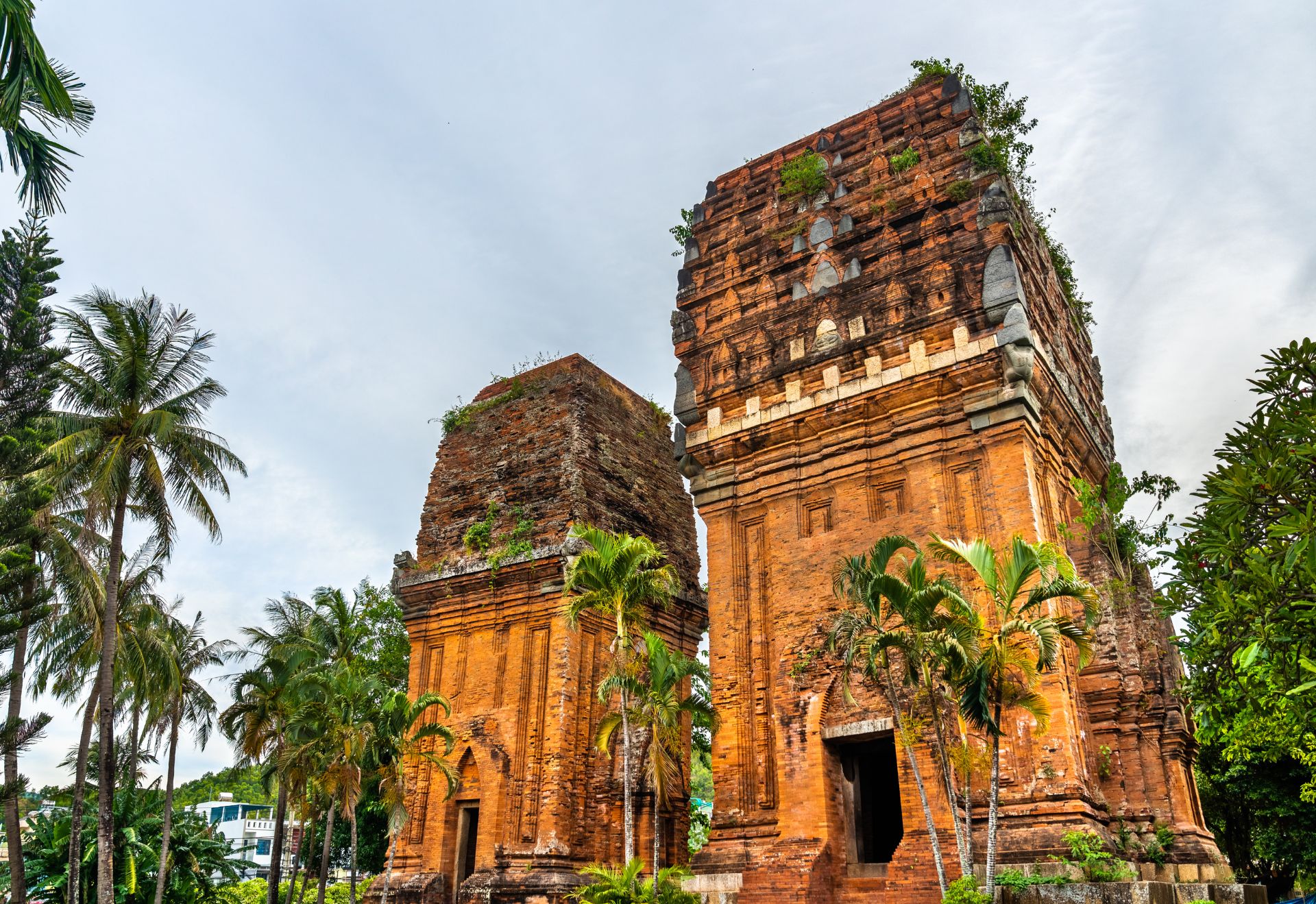 Ghềnh Ráng Tiên Sa Quy Nhơn với đường bờ đá ghềnh thơ mộng và biển xanh trong