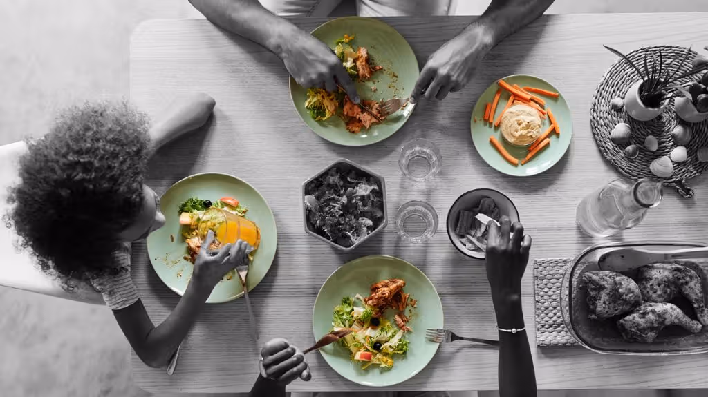 Gia đình ăn tối sớm để đảm bảo nhịn ăn 3 giờ trước khi ngủ - nguồn từ Medical News Today