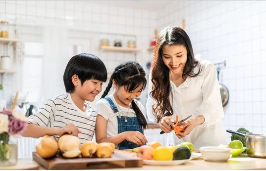 Trẻ nhỏ thực hành kỹ năng sống cơ bản hàng ngày cùng cha mẹ - nguồn từ Goodmama Store Blog