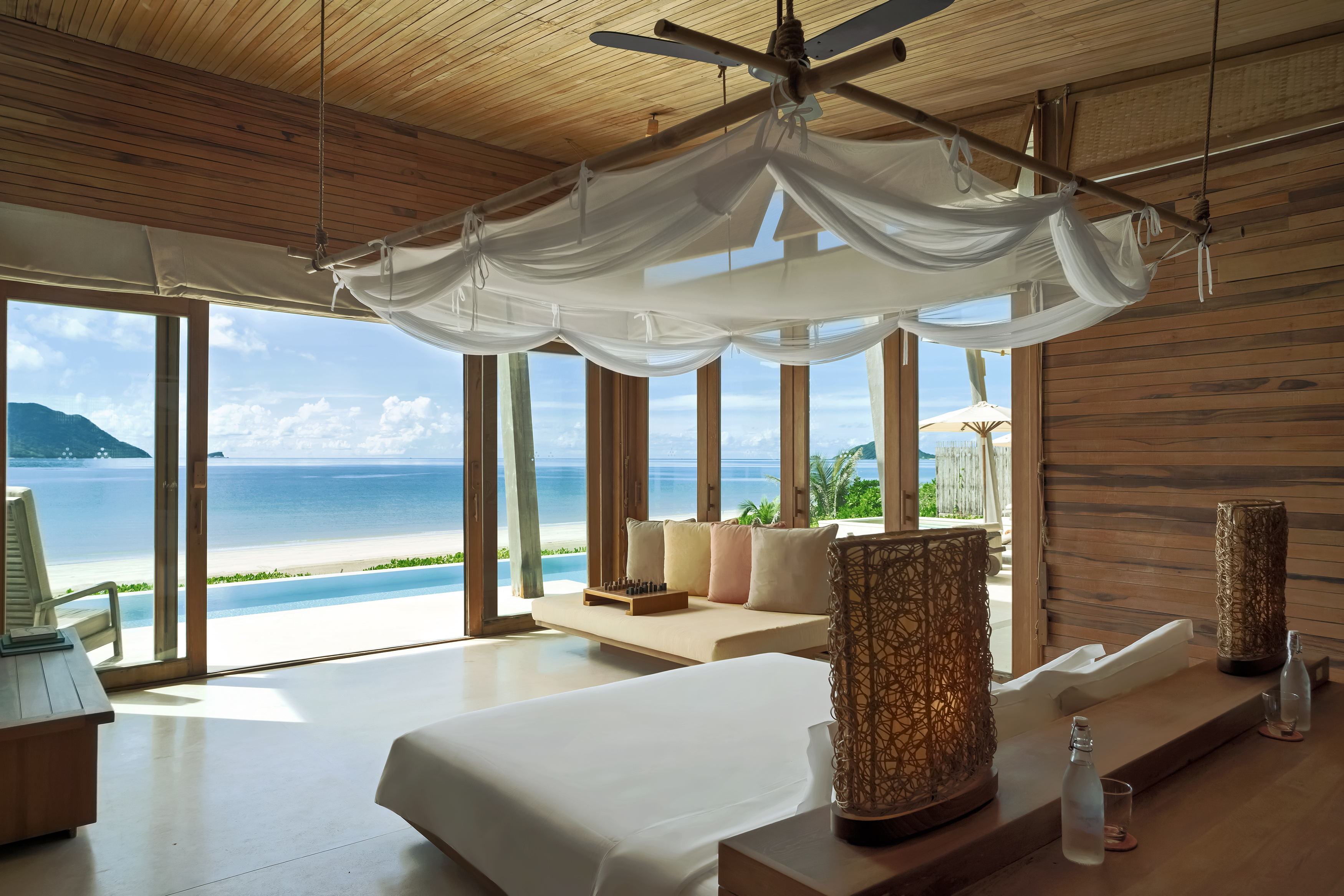 Phòng ngủ biệt thự Beachfront Three-Bedroom Pool Villa tại Six Senses Con Dao
