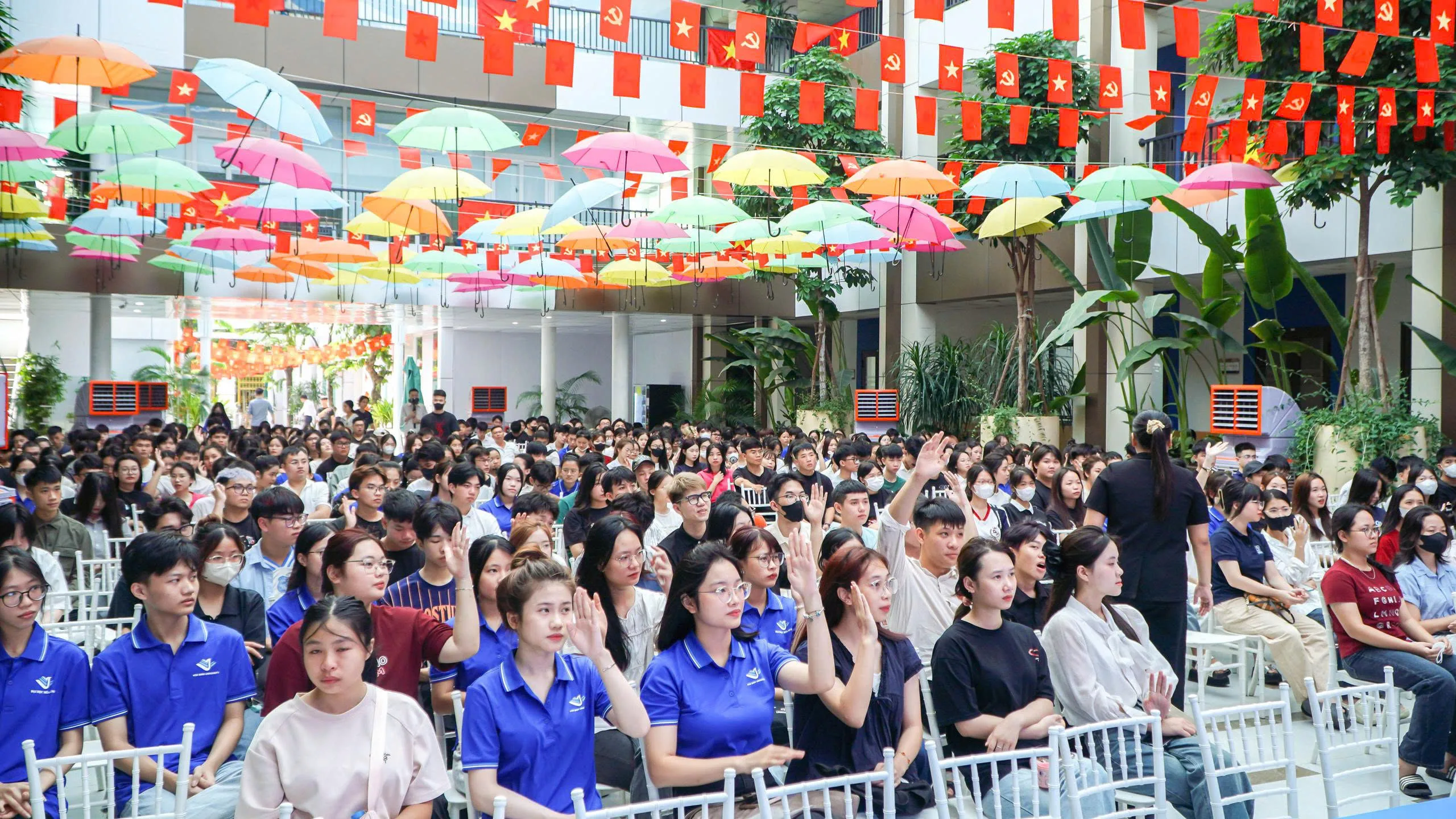 Hơn 1.500 sinh viên Đại học Hòa Bình thực hành kỹ năng giao tiếp và thuyết trình cùng MC Trịnh Vân Anh (9/2025)