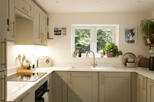 Bếp nhỏ tối ưu không gian 2026 với hệ tủ kịch trần và gam màu mộc mạc