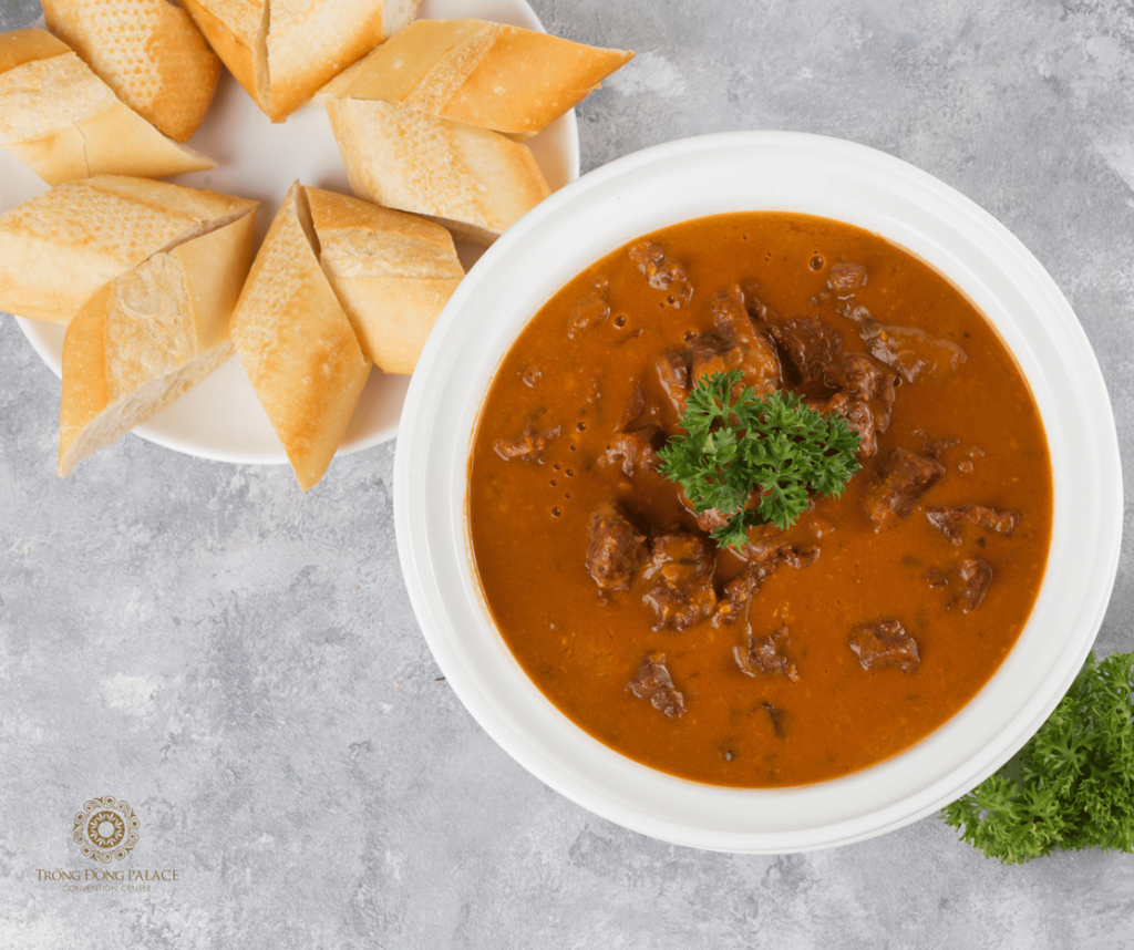 Bò hầm rượu vang đỏ kèm bánh mì Pháp – món Âu trong tiệc cưới hiện đại