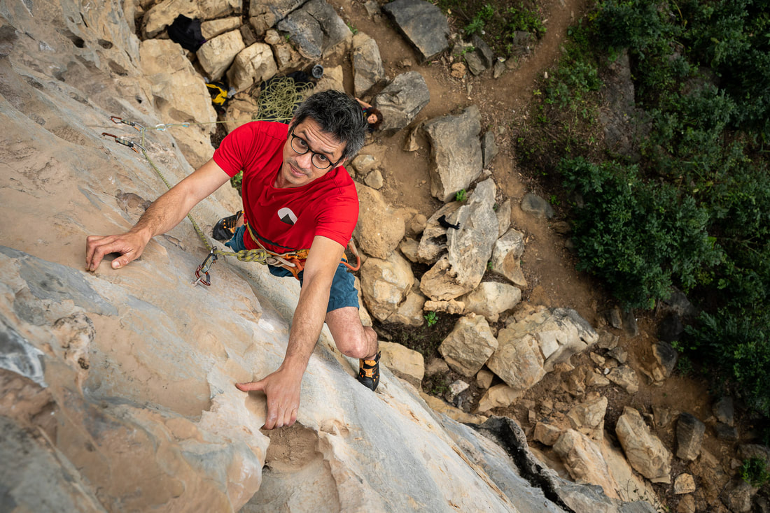 Những người leo núi treo trên dây an toàn leo vách đá tại Yên Thịnh với cảnh nhìn ra xung quanh đẹp tuyệt