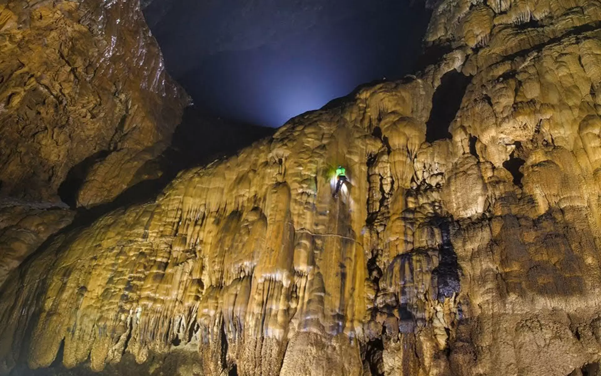 Hang động Sơn Đoòng với những dòng sáng chiếu vào từ những khe hở trên trần hang