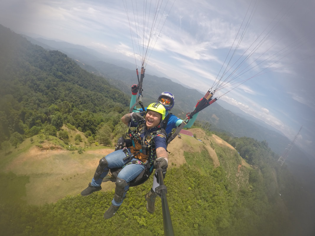 Phi công và hành khách chuẩn bị cất cánh dù lượn tại Kokol Haven Resort