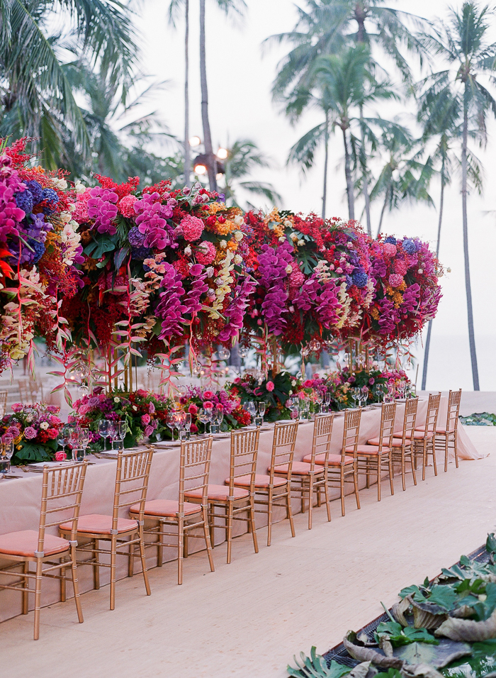 Floral sculpture installation trong tiệc cưới bền vững hiện đại
