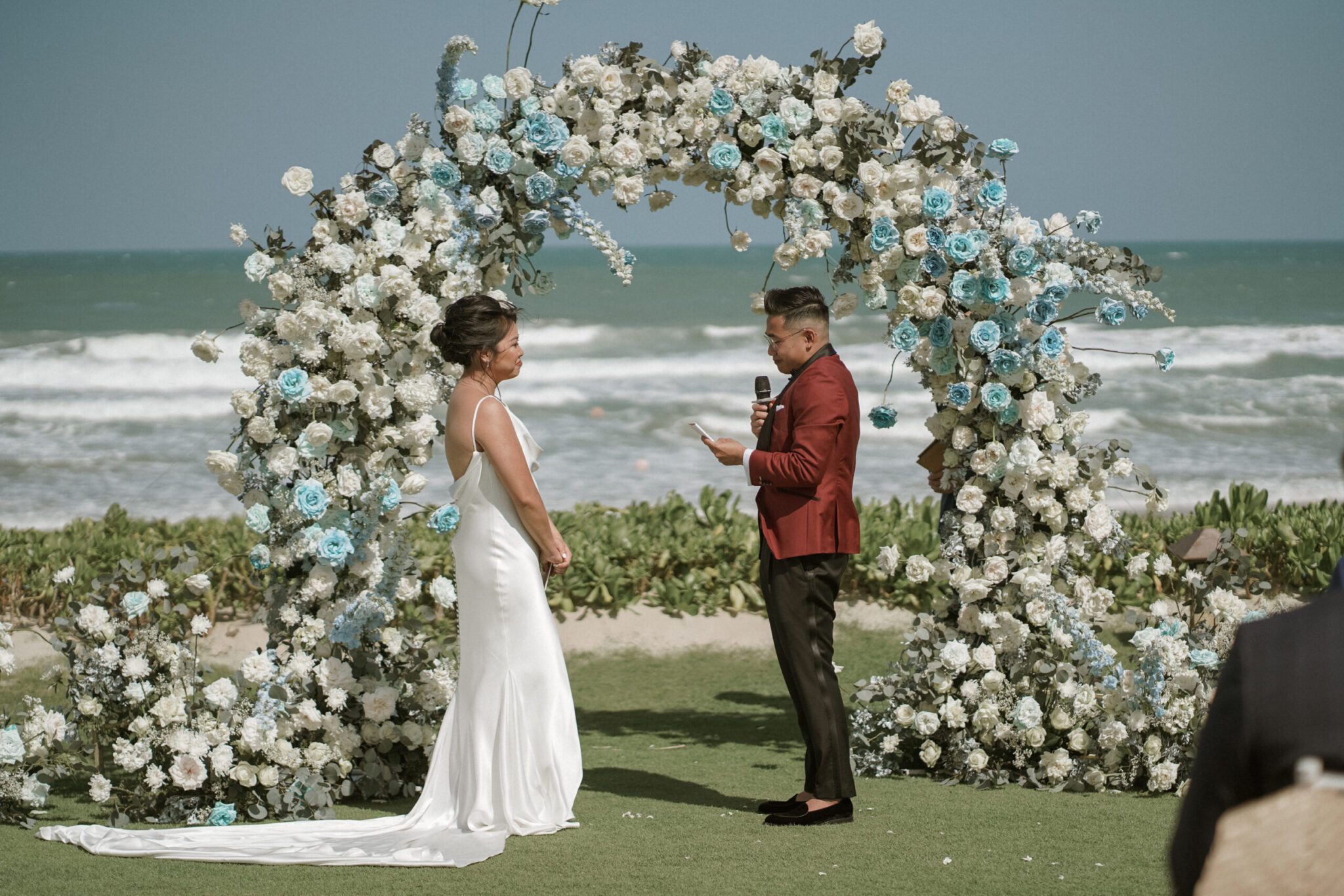 Đám cưới The Anam Resort Nha Trang – bãi cỏ rộng ven biển Vịnh Cam Ranh