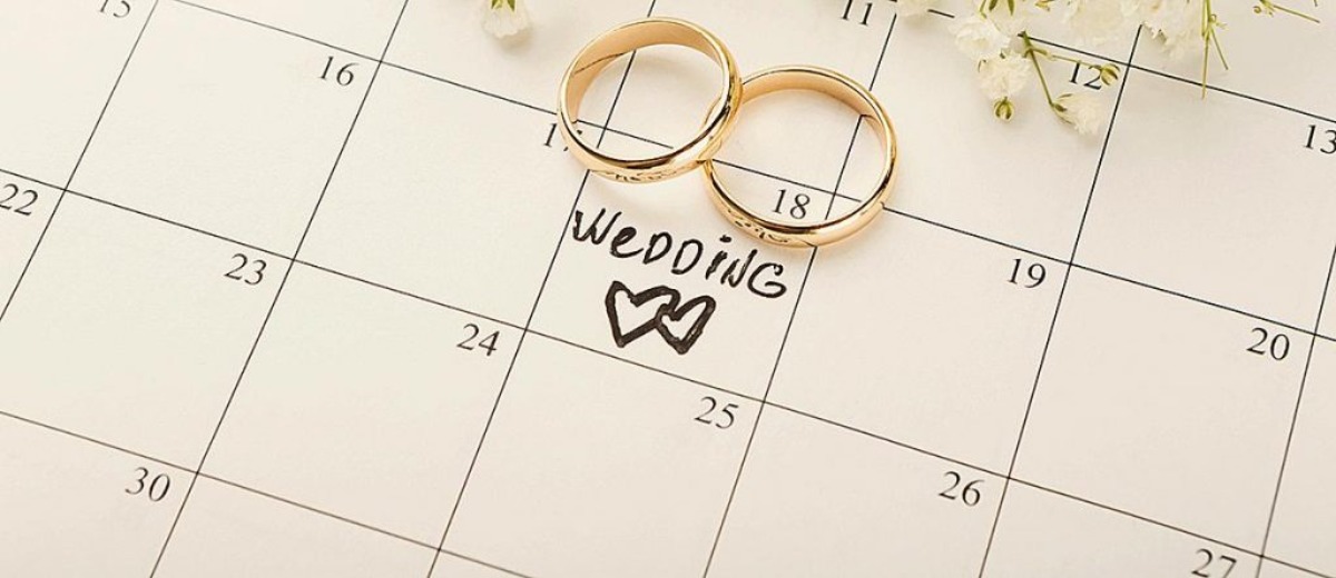 Cô dâu chú rể chụp ảnh cưới trong không gian ngoài trời mùa xuân