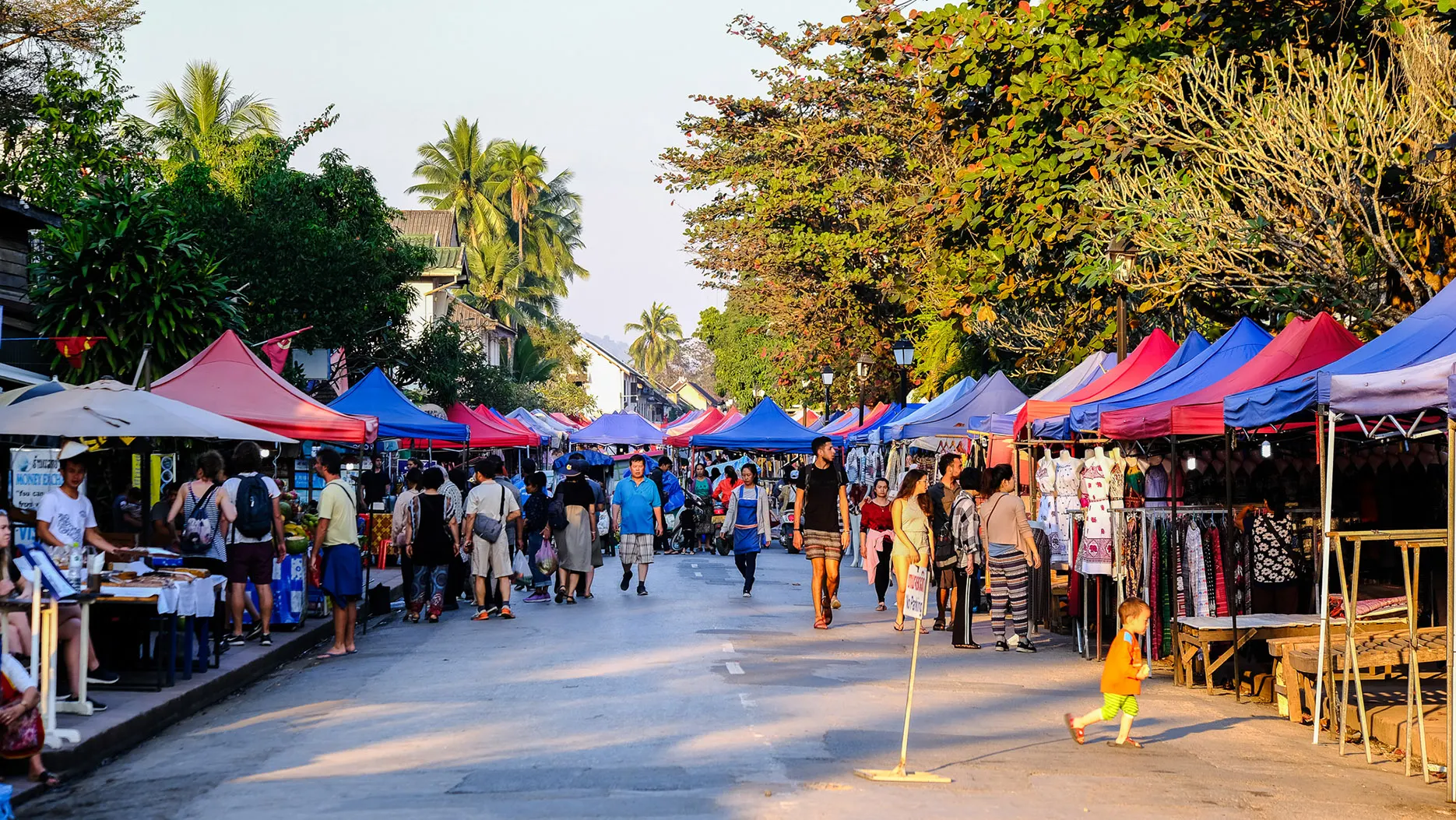 Chợ đêm Luang Prabang – nơi mua sắm hàng thủ công và đặc sản địa phương