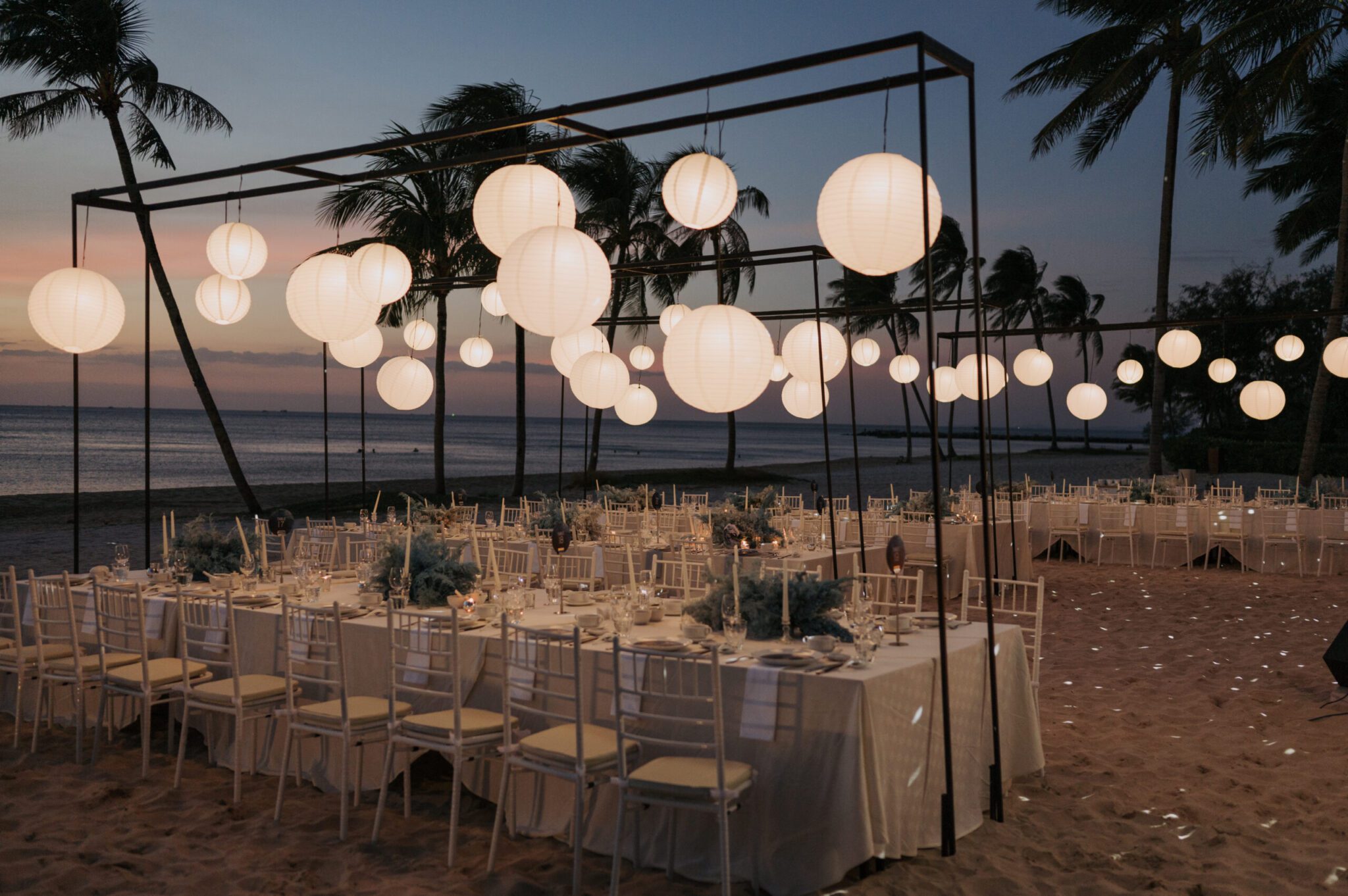 Toàn cảnh tiệc cưới ngoài trời tại resort biển Phú Quốc lúc hoàng hôn