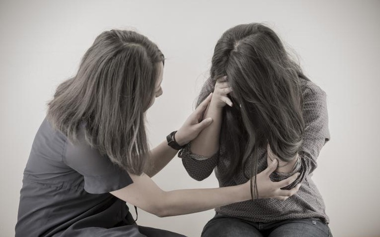 Học sinh ngồi học trong lớp, phản ánh môi trường giáo dục và áp lực học tập