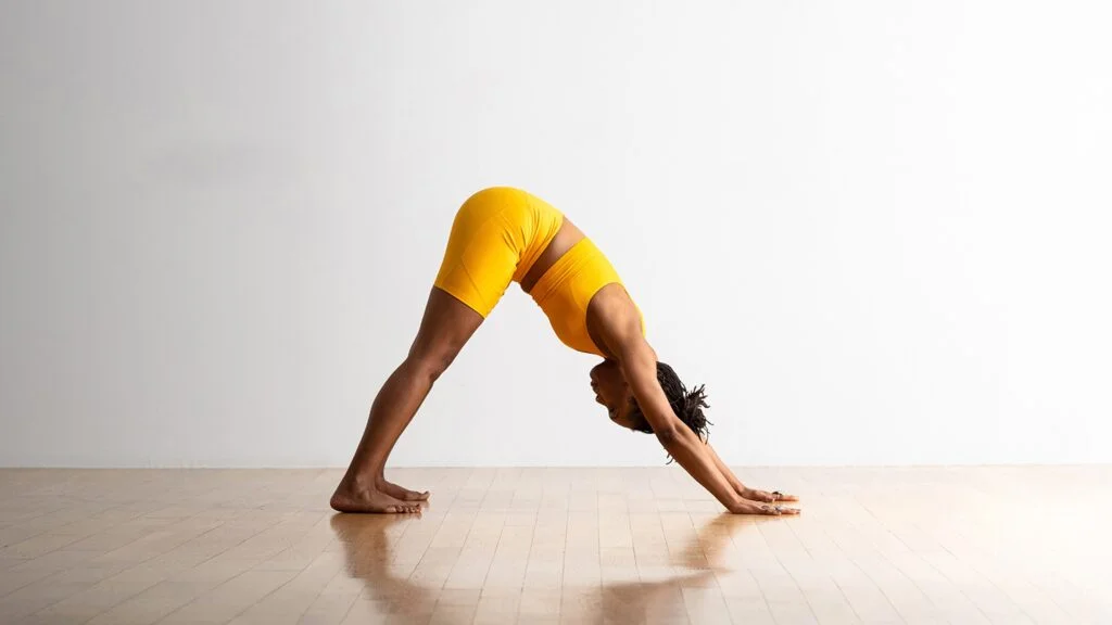 Bài tập yoga Downward Facing Dog cải thiện bắp tay