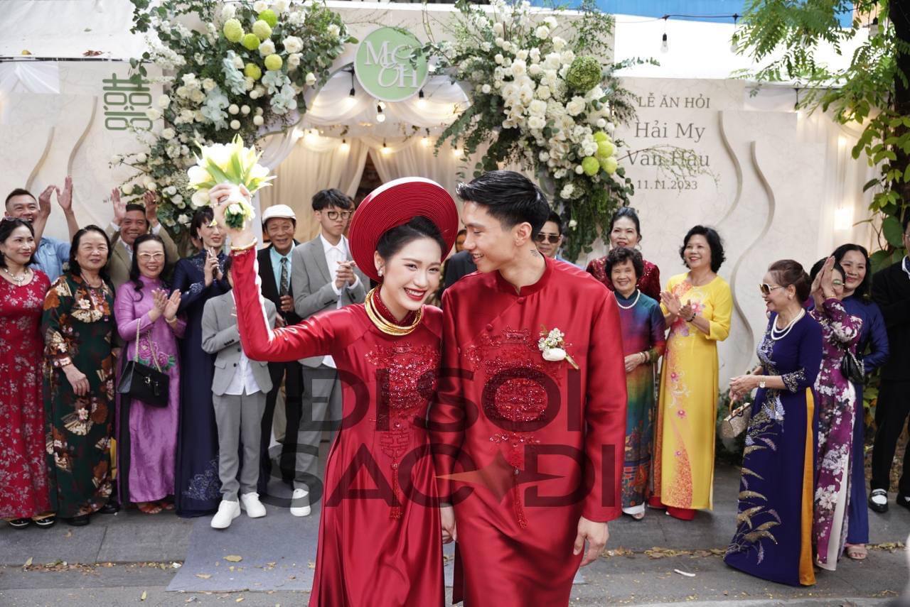 Cô dâu chú rể trong không gian tiệc cưới sân vườn thoáng đãng