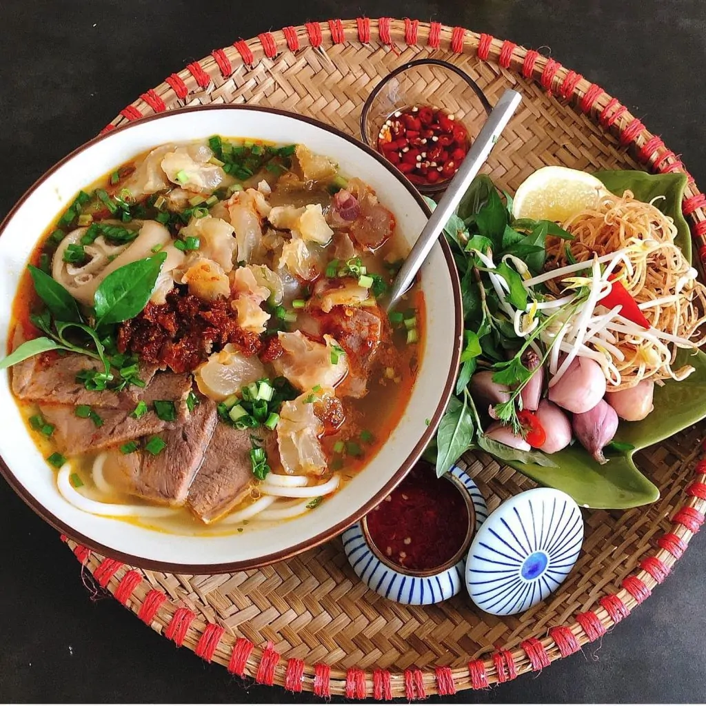 Bún bò Huế - đặc sản ẩm thực cố đô Huế, một trong những món nổi tiếng nhất Việt Nam