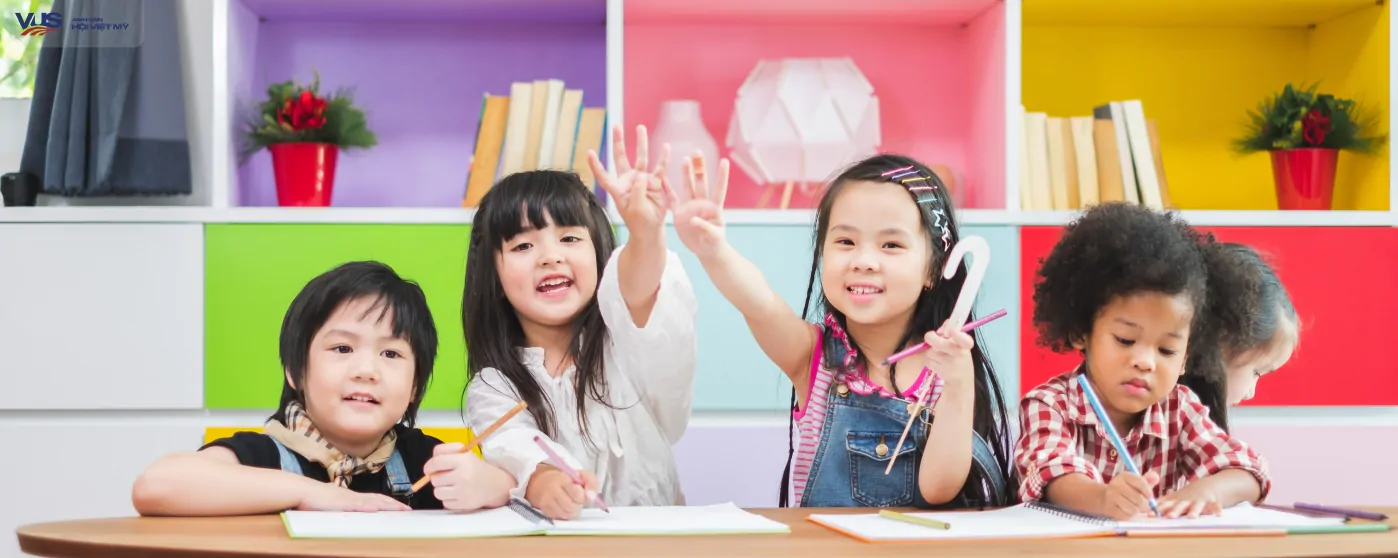 Giáo viên quốc tế VUS hướng dẫn trẻ học tiếng Anh với bảng tương tác và đồ dùng trực quan