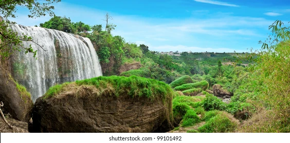 Cầu Dần Đà Lạt với view nhìn ra thung lũng xanh mướt