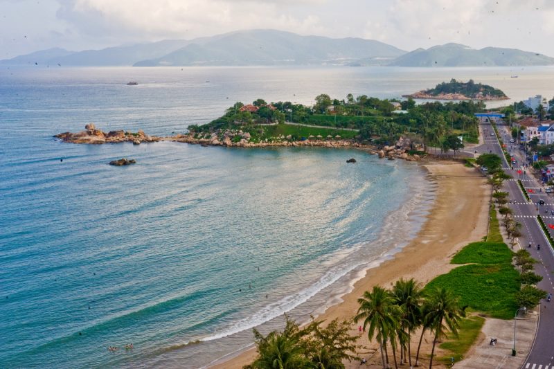 Bãi biển Nha Trang với đường bờ biển dài và thành phố phía sau