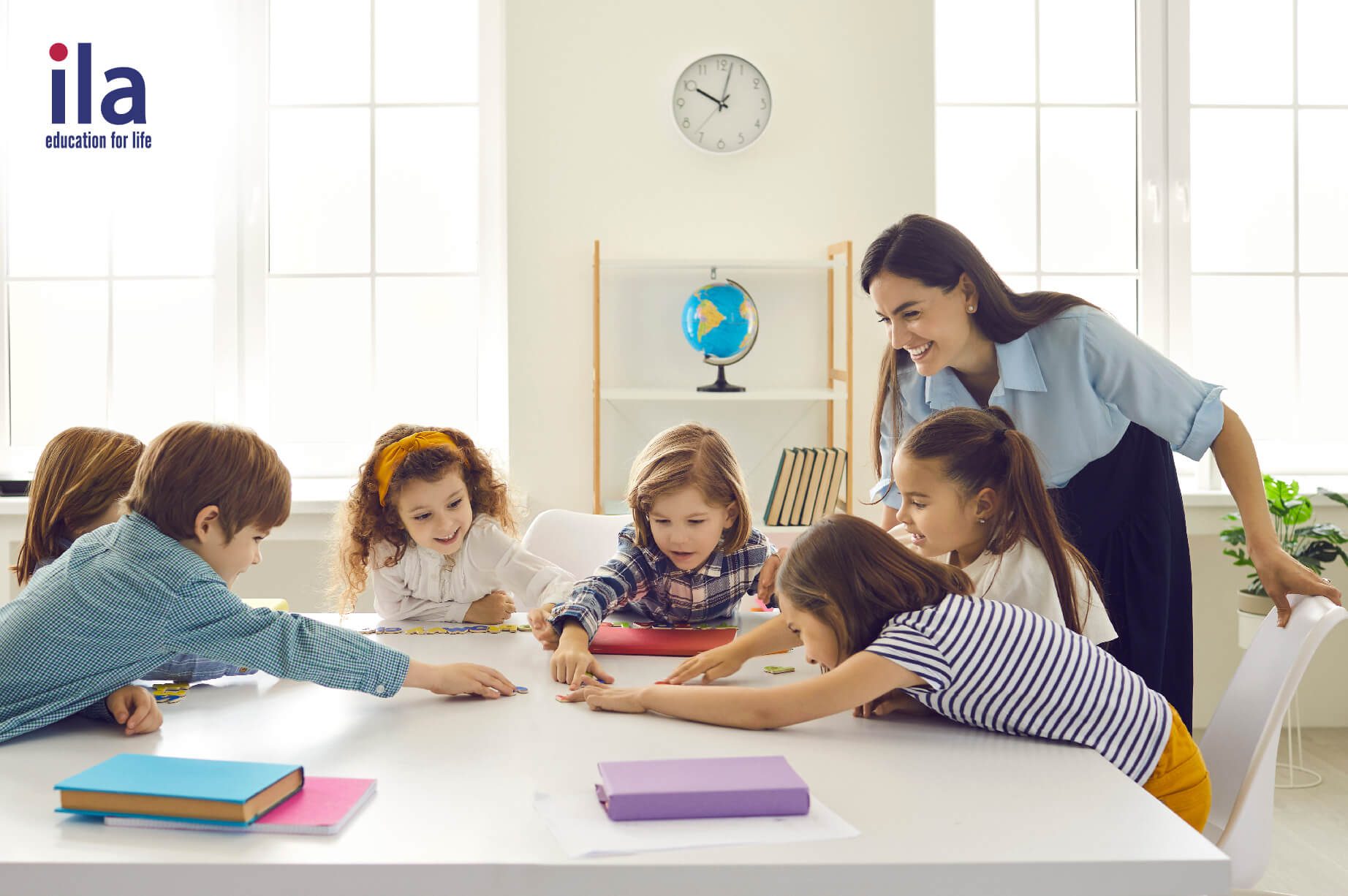 Trẻ em học tiếng Anh giao tiếp qua hoạt động nhóm tại ILA