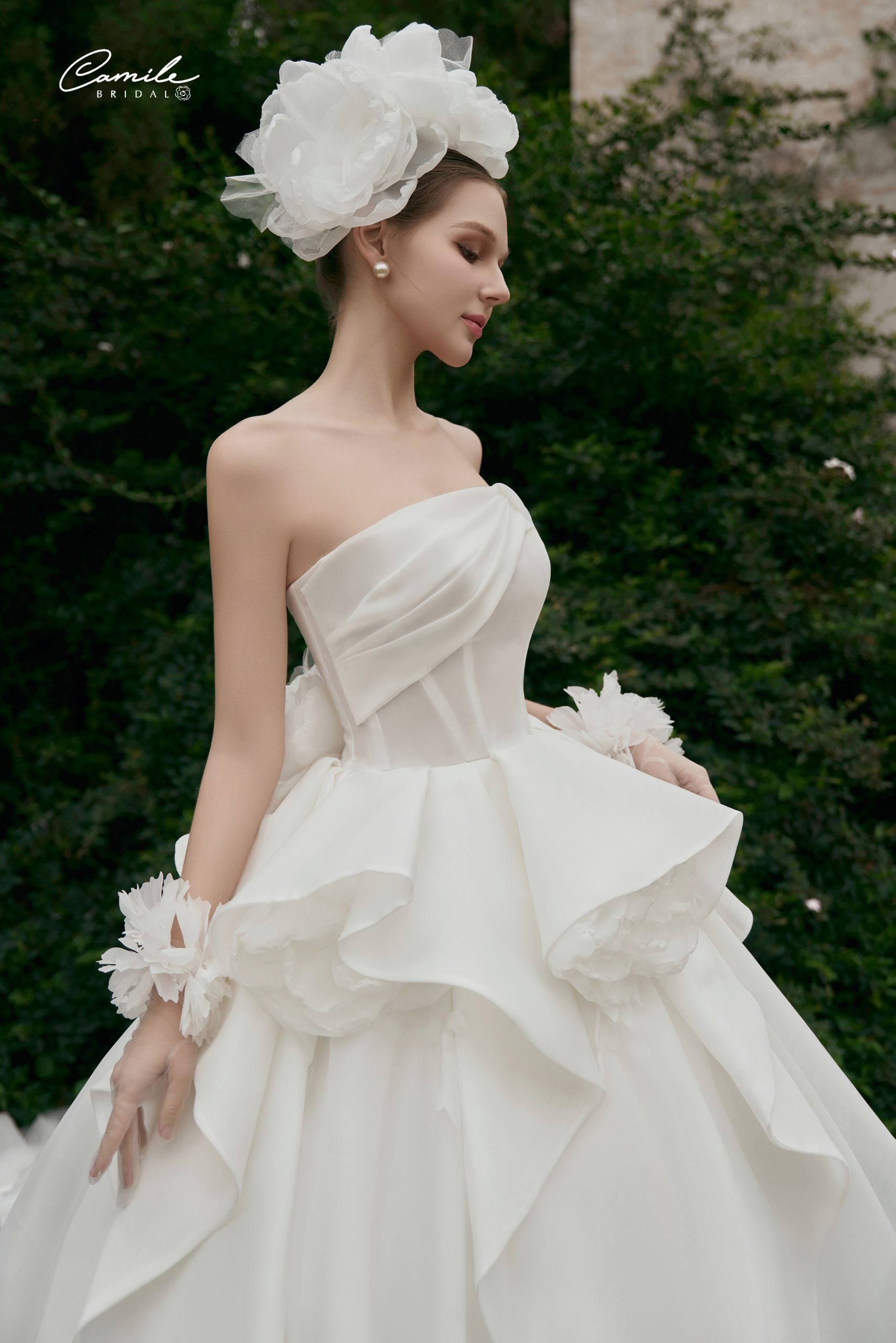 Cô dâu mặc váy cưới trơn 2026 – phong cách Quiet Luxury Camile Bridal