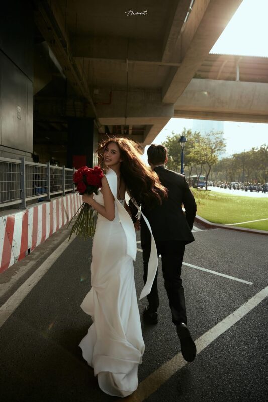 Ảnh cưới phong cách cinematic – cặp đôi trong khung hình tối giản với ánh sáng đặc trưng điện ảnh