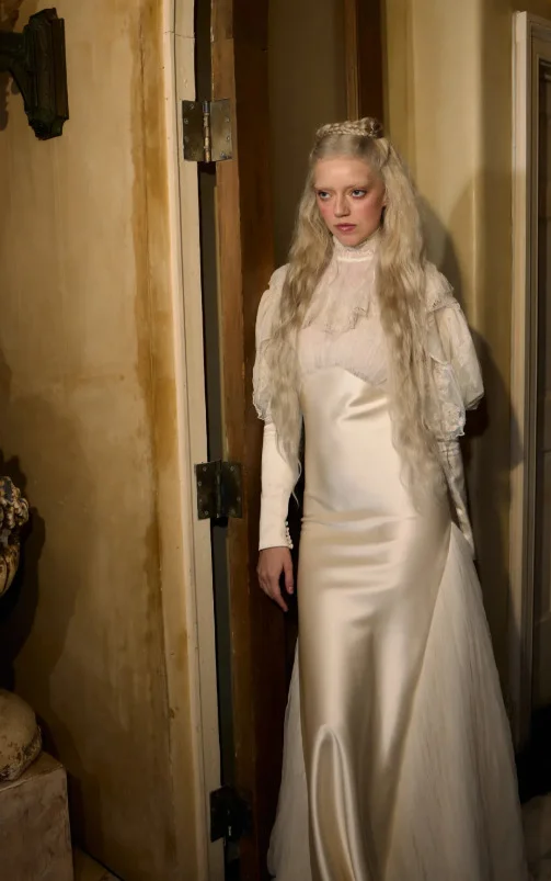 Cô dâu tóc vàng mặc wedding gown trắng lộng lẫy 2026